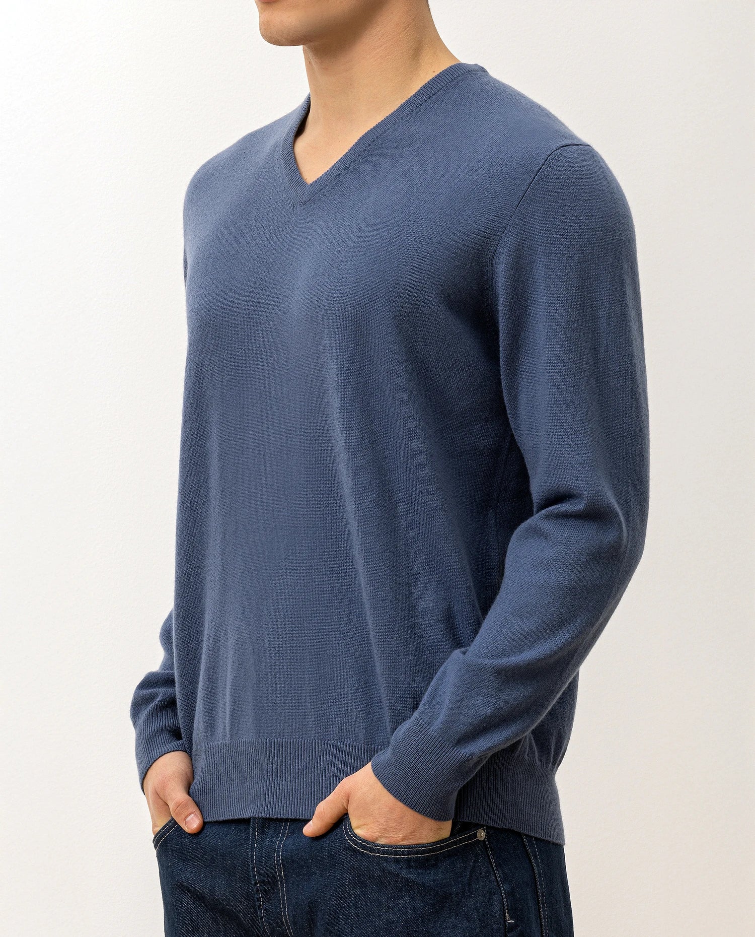 V-Ausschnitt Pullover aus Cashmere in Blau - Image 3
