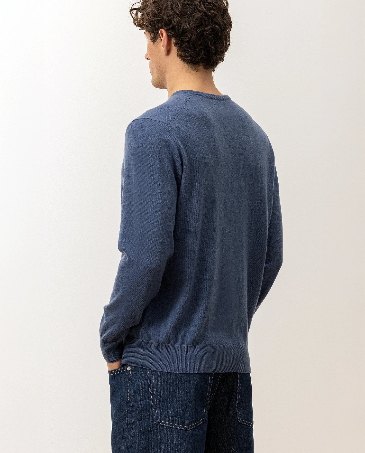V-Ausschnitt Pullover aus Cashmere in Blau - Image 4