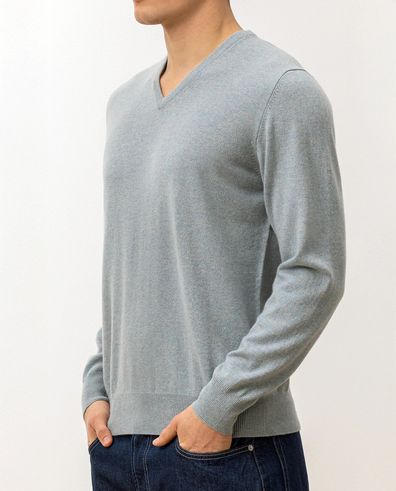 V-Ausschnitt Pullover aus Cashmere in Blau - Image 3