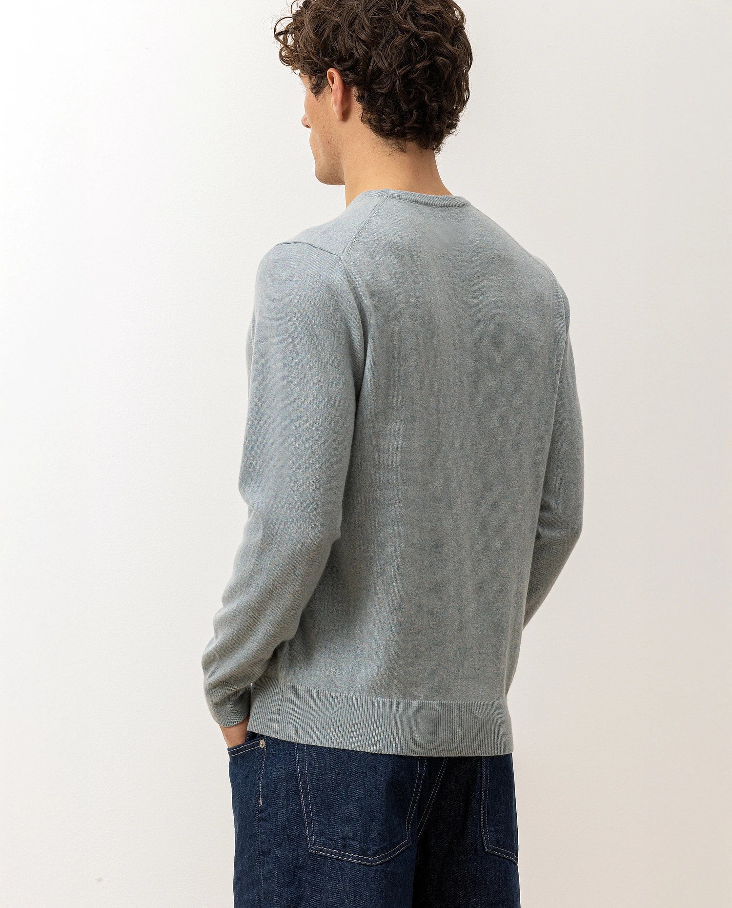 V-Ausschnitt Pullover aus Cashmere in Blau - Image 4