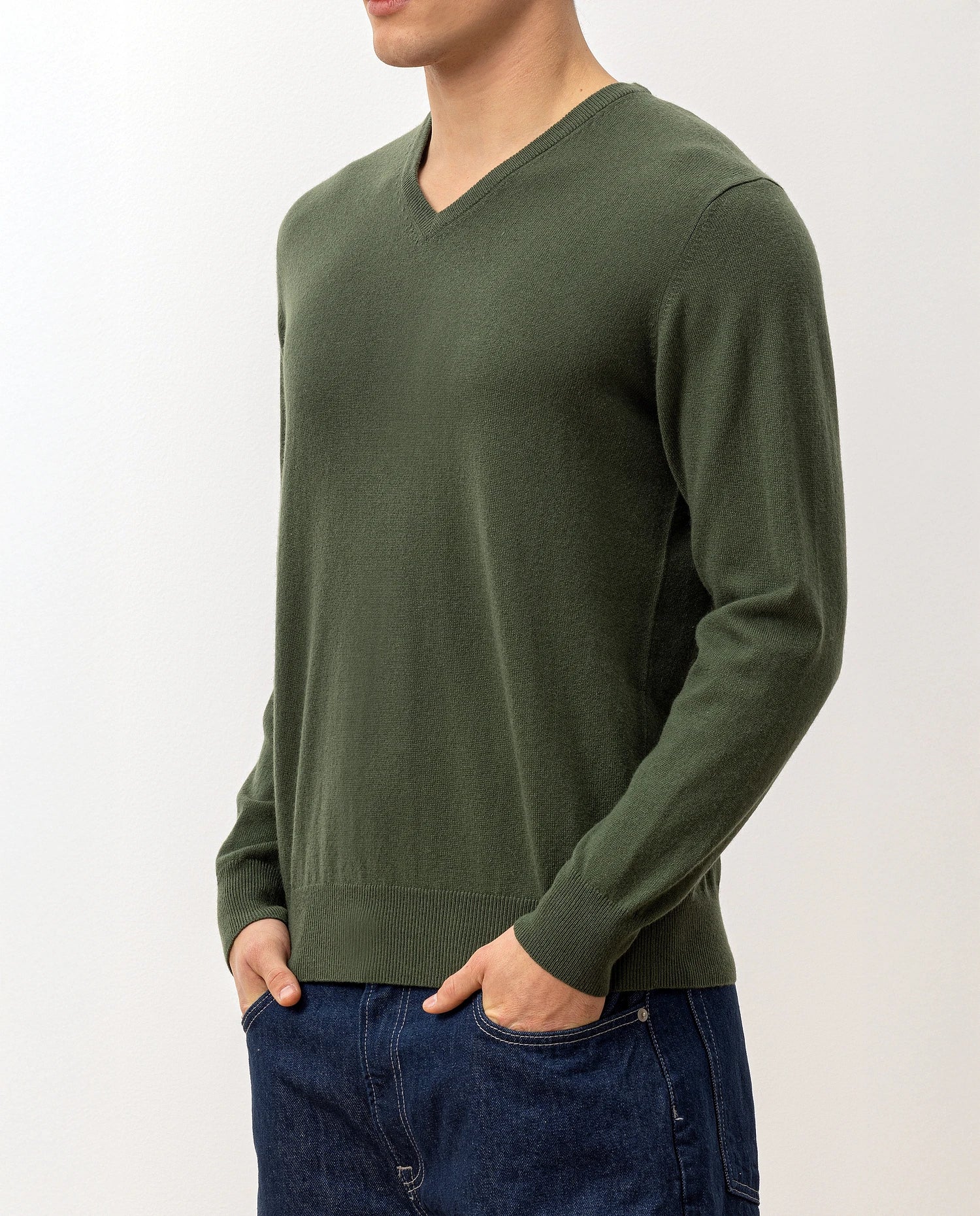 V-Ausschnitt Pullover aus Cashmere in Grün - Image 3