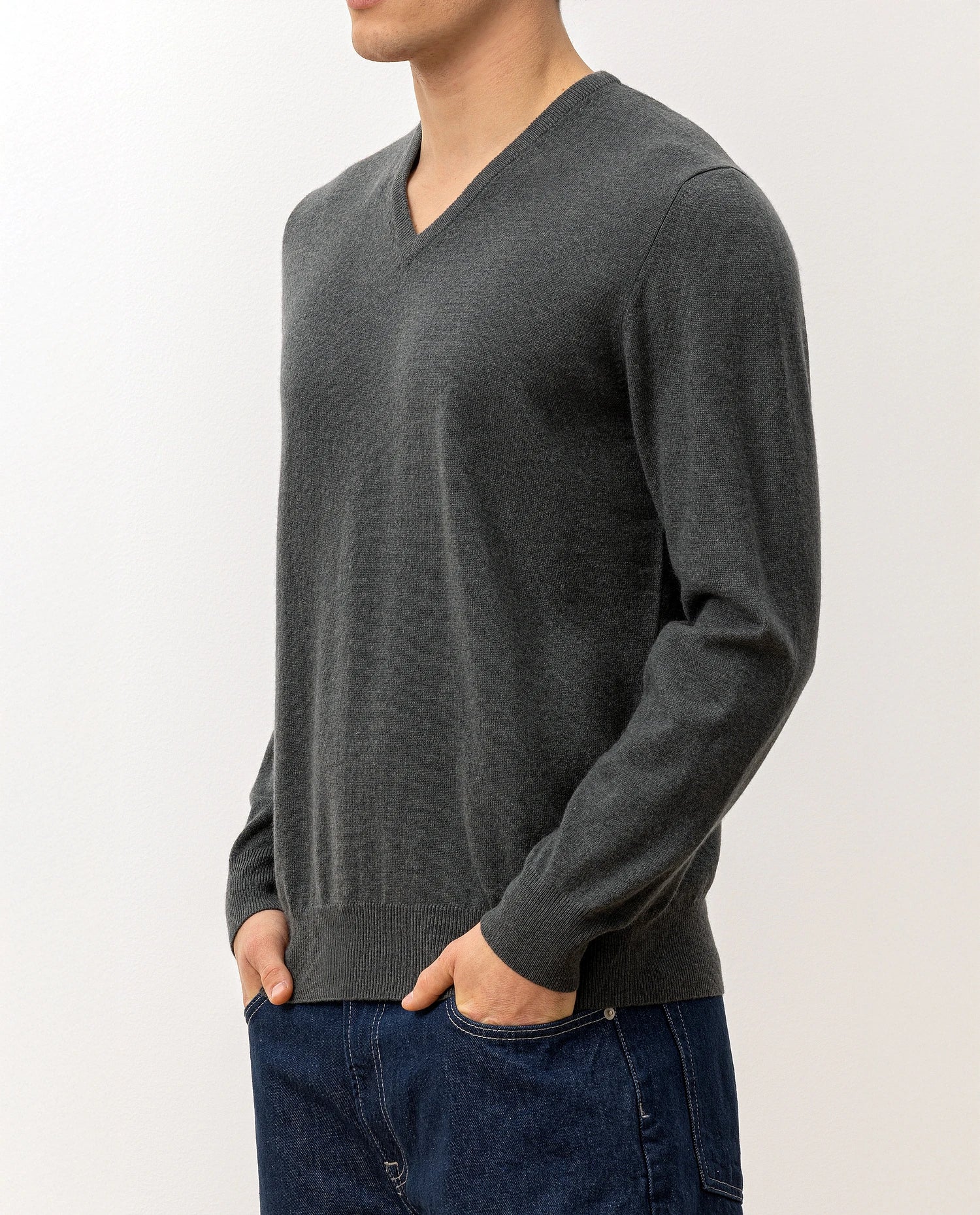 V-Ausschnitt Pullover aus Cashmere in Grün - Image 3