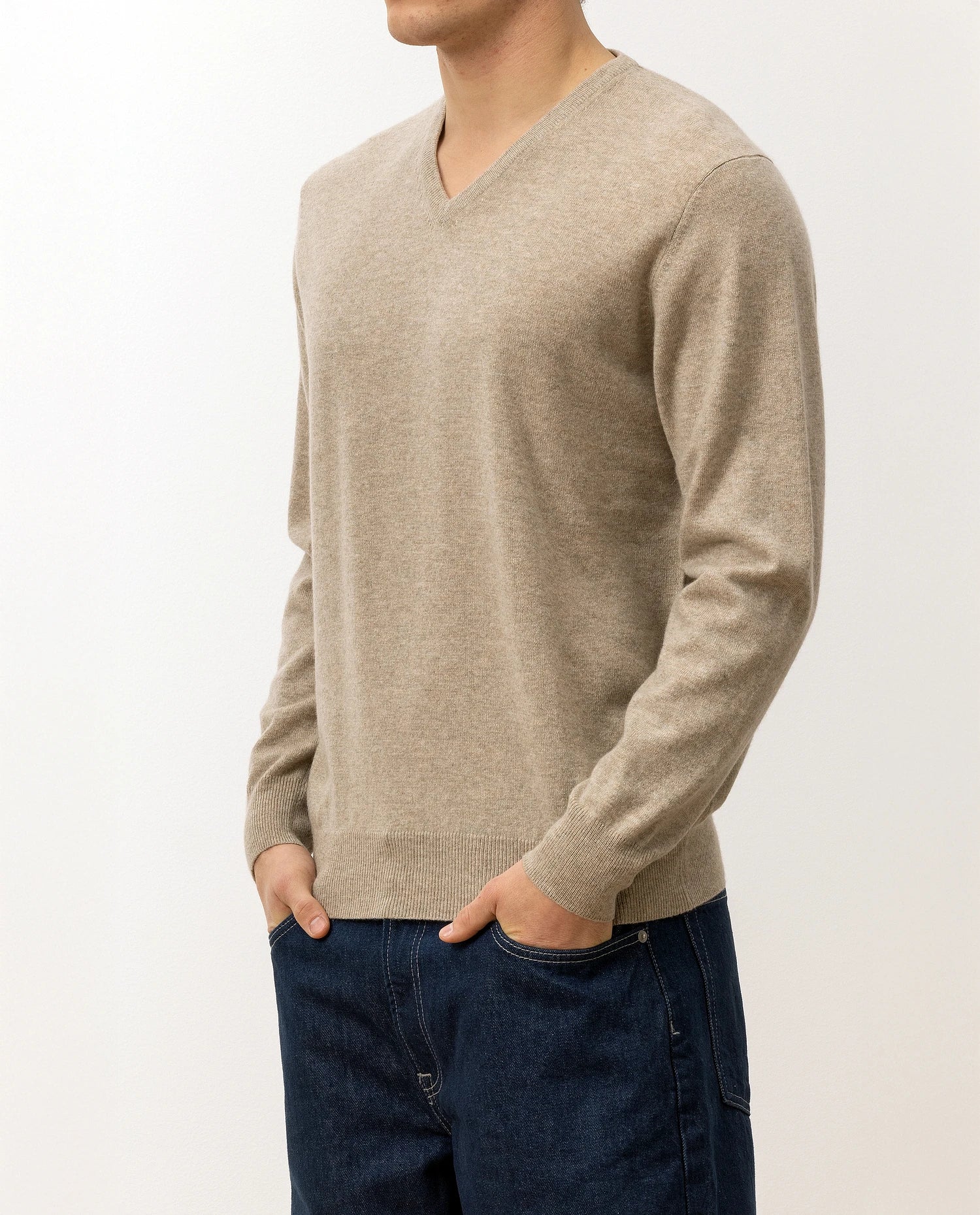 V-Ausschnitt Pullover aus Cashmere in Beige - Image 3