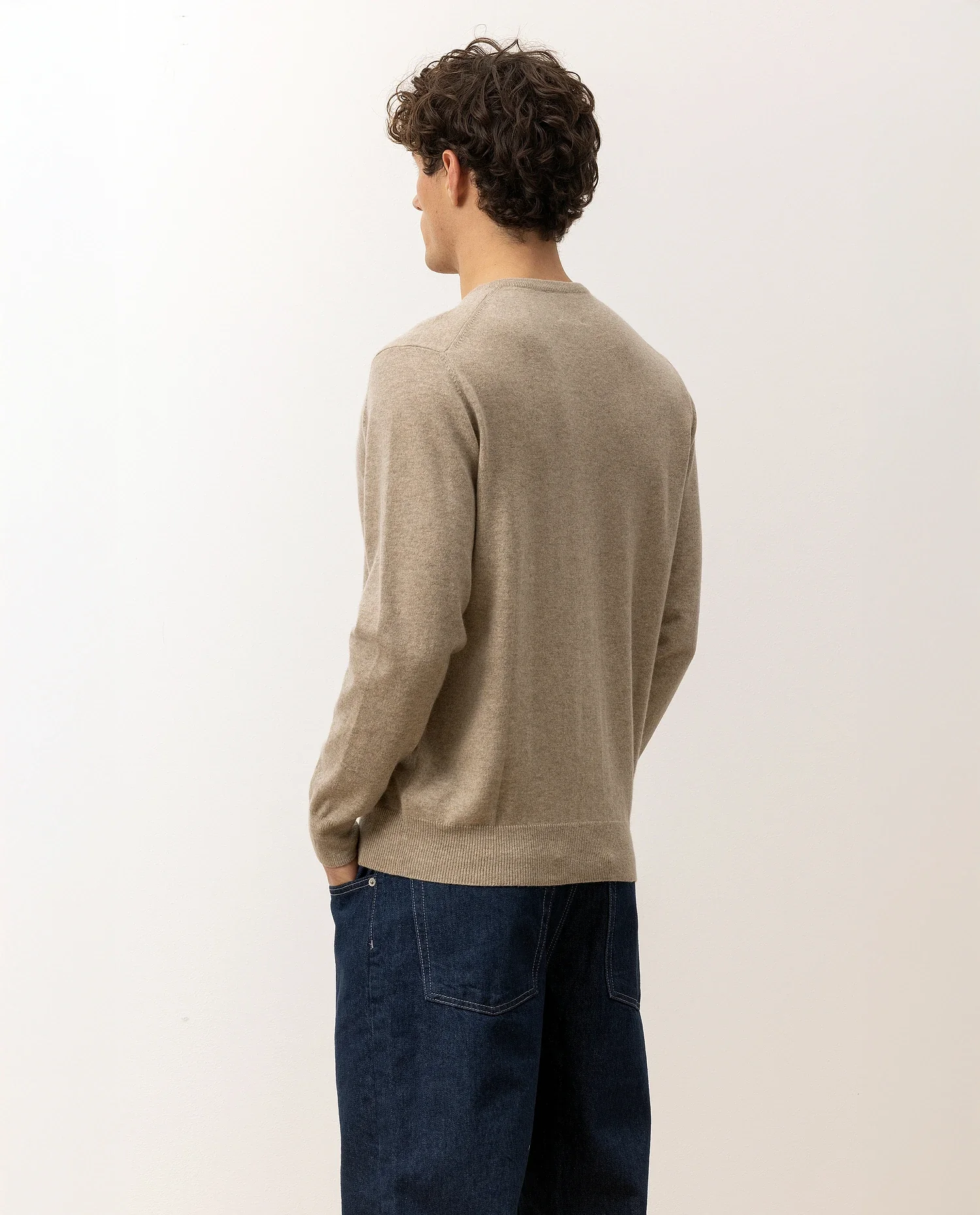 V-Ausschnitt Pullover aus Cashmere in Beige - Image 4