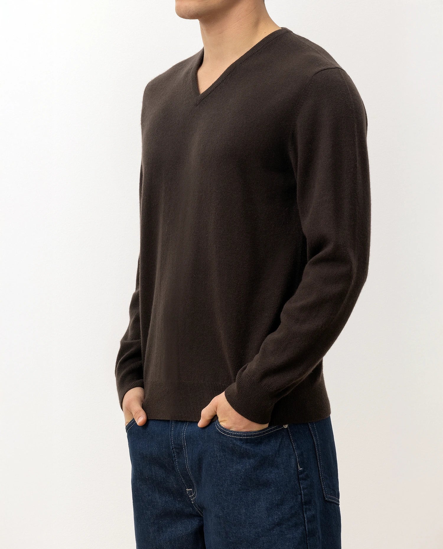 V-Ausschnitt Pullover aus Cashmere in Braun - Image 3