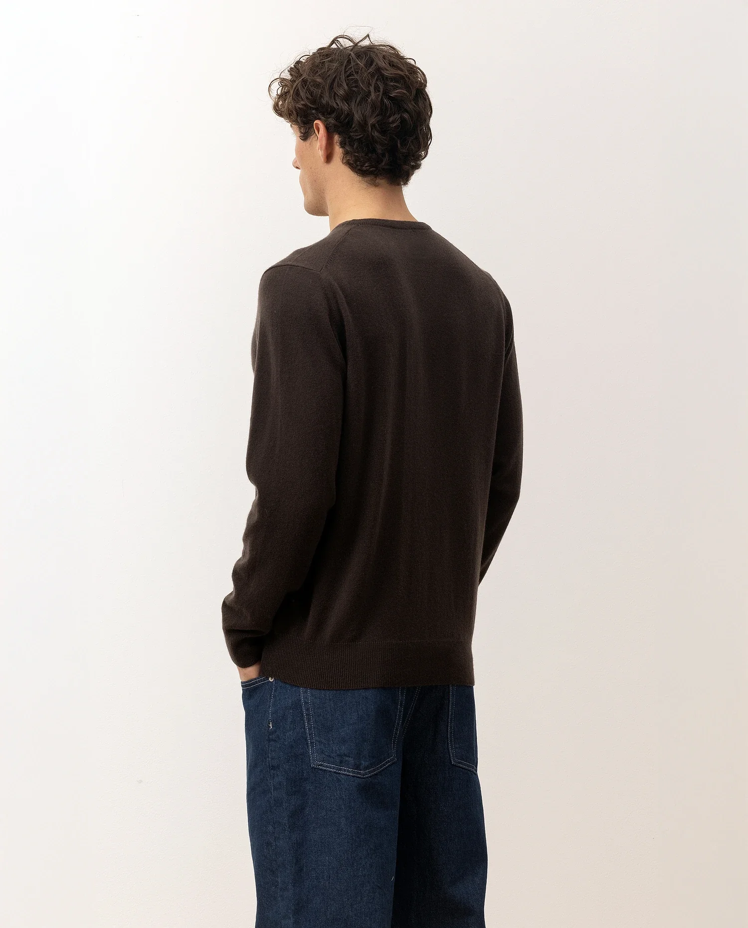 V-Ausschnitt Pullover aus Cashmere in Braun - Image 4